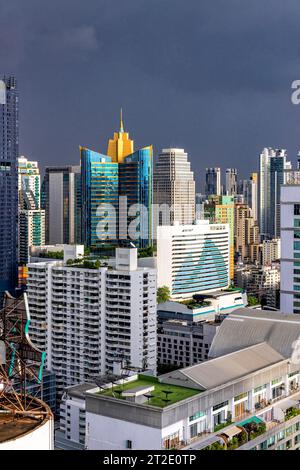 Nuages de soleil et de tempête au-dessus de Bangkok gratte-ciel, région de Sukhumvit, Thaïlande Banque D'Images