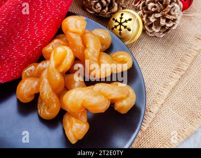 Koeksister sud-africain traditionnel, friandises sucrées sur la table de Noël festive. Cadeau de Noël traditionnel parfait Banque D'Images