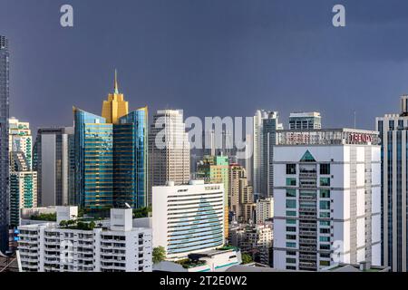 Nuages de soleil et de tempête au-dessus de Bangkok gratte-ciel, région de Sukhumvit, Thaïlande Banque D'Images