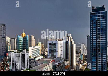 Nuages de soleil et de tempête au-dessus de Bangkok gratte-ciel, région de Sukhumvit, Thaïlande Banque D'Images