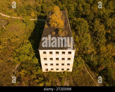 Zone résidentielle abandonnée et bâtiments. On dirait la ville fantôme de Pripyat, zone de Tchernobyl, Ukraine. Les gens ont quitté cet endroit il y a longtemps. Maison Banque D'Images