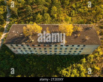 Zone résidentielle abandonnée et bâtiments. On dirait la ville fantôme de Pripyat, zone de Tchernobyl, Ukraine. Les gens ont quitté cet endroit il y a longtemps. Maison Banque D'Images