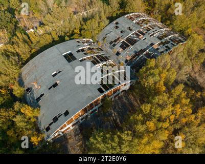 Zone résidentielle abandonnée et bâtiments. On dirait la ville fantôme de Pripyat, zone de Tchernobyl, Ukraine. Les gens ont quitté cet endroit il y a longtemps. Maison Banque D'Images