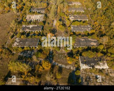 Zone résidentielle abandonnée et bâtiments. On dirait la ville fantôme de Pripyat, zone de Tchernobyl, Ukraine. Les gens ont quitté cet endroit il y a longtemps. Maison Banque D'Images