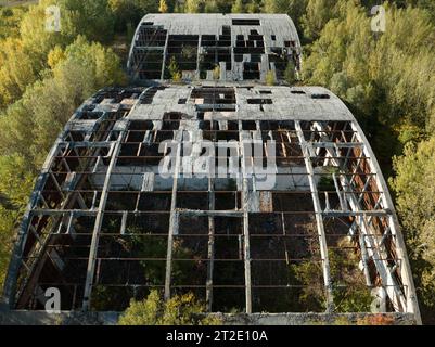 Zone résidentielle abandonnée et bâtiments. On dirait la ville fantôme de Pripyat, zone de Tchernobyl, Ukraine. Les gens ont quitté cet endroit il y a longtemps. Maison Banque D'Images