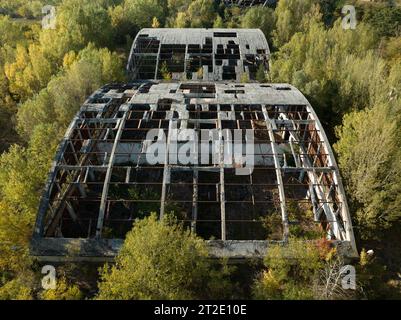 Zone résidentielle abandonnée et bâtiments. On dirait la ville fantôme de Pripyat, zone de Tchernobyl, Ukraine. Les gens ont quitté cet endroit il y a longtemps. Maison Banque D'Images