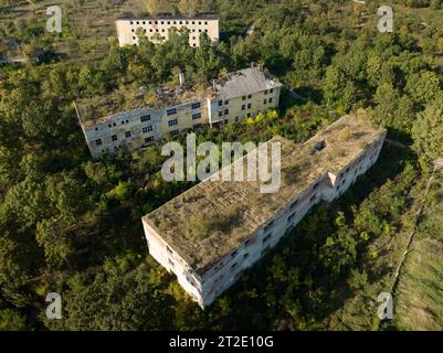 Zone résidentielle abandonnée et bâtiments. On dirait la ville fantôme de Pripyat, zone de Tchernobyl, Ukraine. Les gens ont quitté cet endroit il y a longtemps. Maison Banque D'Images