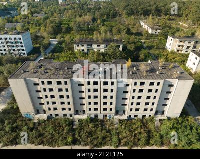 Zone résidentielle abandonnée et bâtiments. On dirait la ville fantôme de Pripyat, zone de Tchernobyl, Ukraine. Les gens ont quitté cet endroit il y a longtemps. Maison Banque D'Images