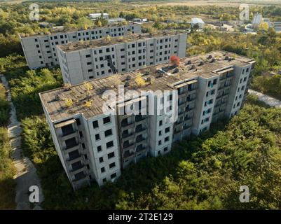 Zone résidentielle abandonnée et bâtiments. On dirait la ville fantôme de Pripyat, zone de Tchernobyl, Ukraine. Les gens ont quitté cet endroit il y a longtemps. Maison Banque D'Images