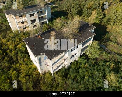 Zone résidentielle abandonnée et bâtiments. On dirait la ville fantôme de Pripyat, zone de Tchernobyl, Ukraine. Les gens ont quitté cet endroit il y a longtemps. Maison Banque D'Images