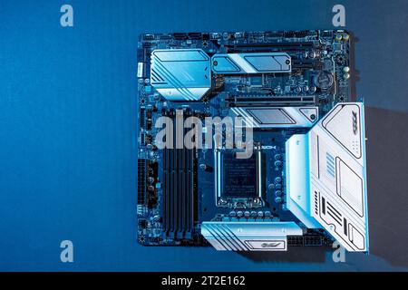 Carte mère moderne puissante et rapide avec des emplacements pour la mémoire et le processeur. Le concept de matériel informatique. vue d'en haut Banque D'Images