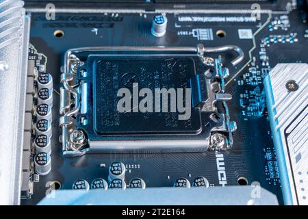 Carte mère moderne puissante et rapide avec connecteurs pour HDMI et USB. Concept matériel PC. mots de connexion par câble internet Banque D'Images