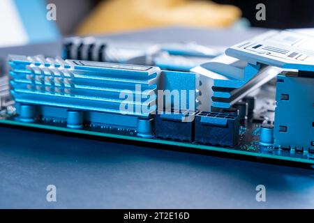 Carte mère moderne puissante et rapide avec connecteurs pour HDMI et USB. Concept matériel PC. mots de connexion par câble internet Banque D'Images