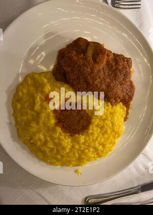 Plat avec riz milanais et ossobuco. Photo de haute qualité Banque D'Images