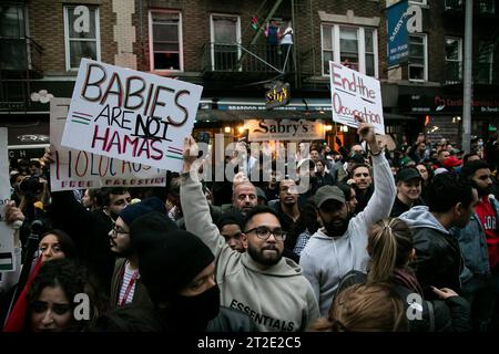 New York, États-Unis. 18 octobre 2023. Les gens se rassemblent dans un rassemblement pour soutenir les Palestiniens dans le contexte de l’escalade du conflit israélo-palestinien à New York, aux États-Unis, le 18 octobre 2023. Crédit : Michael Nagle/Xinhua/Alamy Live News Banque D'Images