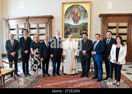 Vatican, Vatican. 19 octobre 2023. Italie, Rome, Vatican, 2023/10/19 le Pape François reçoit en audience privée M. Ronald Steven Lauder, président du Congrès juif mondial au Vatican Photographie par VATICAN MÉDIAS /presse catholique crédit photo : Agence photo indépendante Srl/Alamy Live News crédit : Agence photo indépendante/Alamy Live News Banque D'Images