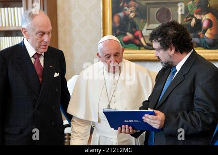 Vatican, Vatican. 19 octobre 2023. Italie, Rome, Vatican, 2023/10/19 le Pape François reçoit en audience privée M. Ronald Steven Lauder, président du Congrès juif mondial au Vatican Photographie par VATICAN MÉDIAS /presse catholique crédit photo : Agence photo indépendante Srl/Alamy Live News crédit : Agence photo indépendante/Alamy Live News Banque D'Images