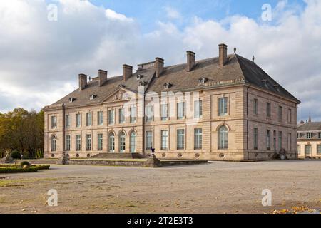 Limoges, France - novembre 09 2019 : le musée des Beaux-Arts de Limoges, occupe l'ancien palais épiscopal du XVIIIe siècle, dans l'ancien sien Banque D'Images