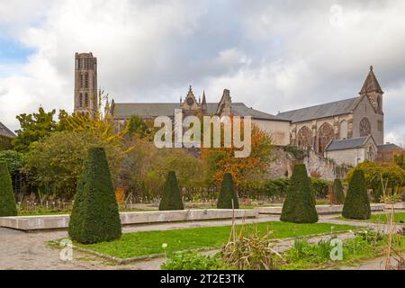 Cathédrale de Limoges et abbaye Sainte-Marie de la règle dans la vieille ville. Banque D'Images