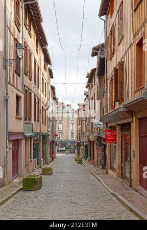 Limoges, France - novembre 09 2019 : la rue de la boucherie est une petite rue médiévale bordée de bâtiments à colombages Banque D'Images