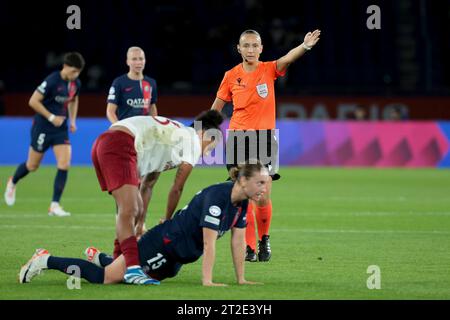 Paris, France. 18 octobre 2023. Arbitre Ivana Projkovska de Macédoine du Nord lors de la Ligue des champions féminine de l'UEFA, Round 2, match de football de 2e étape entre le Paris Saint-Germain et Manchester United le 18 octobre 2023 au Parc des Princes à Paris, France - photo Jean Catuffe/DPPI crédit : DPPI Media/Alamy Live News Banque D'Images