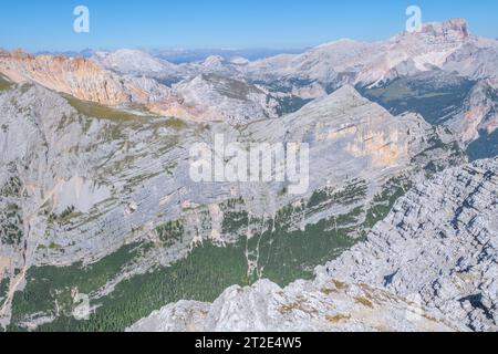 Crêtes de montagne entremêlées avec des pentes calcaires érodées, le mont Croda Rossa en arrière-plan sur une journée de ciel bleu parfait Banque D'Images