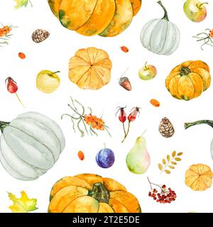 Modèle sans couture d'illustrations à l'aquarelle de citrouilles d'automne, feuilles, pommes, poire, gland, argousier. Banque D'Images