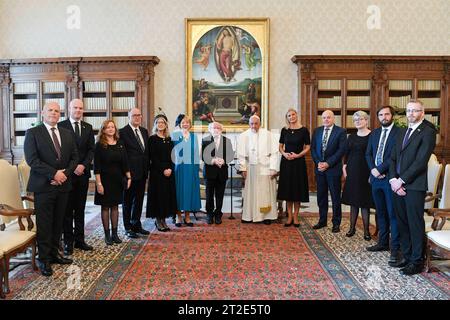 Vatican, Vatican. 19 octobre 2023. Italie, Rome, Vatican, 2023/10/19 le Pape François reçoit en audience privée M. Michael D. Higgins, Président de l'Irlande au Vatican Photographie par VATICAN MEDIA /Catholic Press photo Credit : Independent photo Agency/Alamy Live News Banque D'Images