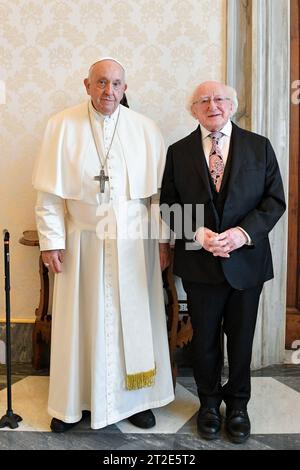 Vatican, Vatican. 19 octobre 2023. Italie, Rome, Vatican, 2023/10/19 le Pape François reçoit en audience privée M. Michael D. Higgins, Président de l'Irlande au Vatican Photographie par VATICAN MEDIA /Catholic Press photo Credit : Independent photo Agency/Alamy Live News Banque D'Images