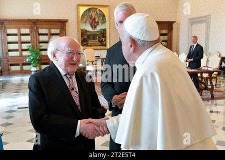 Vatican, Vatican. 19 octobre 2023. Italie, Rome, Vatican, 2023/10/19 le Pape François reçoit en audience privée M. Michael D. Higgins, Président de l'Irlande au Vatican Photographie par VATICAN MEDIA /Catholic Press photo Credit : Independent photo Agency/Alamy Live News Banque D'Images