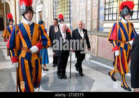 Vatican, Vatican. 19 octobre 2023. Italie, Rome, Vatican, 2023/10/19 le Pape François reçoit en audience privée M. Michael D. Higgins, Président de l'Irlande au Vatican Photographie par VATICAN MEDIA /Catholic Press photo Credit : Independent photo Agency/Alamy Live News Banque D'Images