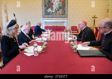 Vatican, Vatican. 19 octobre 2023. Italie, Rome, Vatican, 2023/10/19 le Cardinal Pietro Parolin reçoit en audience privée M. Michael D. Higgins, Président de l'Irlande au Vatican Photographie par VATICAN MEDIA /Catholic Press photo Credit : Independent photo Agency/Alamy Live News Banque D'Images