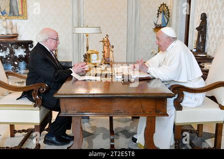 Vatican, Vatican. 19 octobre 2023. Italie, Rome, Vatican, 2023/10/19 le Pape François reçoit en audience privée M. Michael D. Higgins, Président de l'Irlande au Vatican Photographie par VATICAN MEDIA /Catholic Press photo Credit : Independent photo Agency/Alamy Live News Banque D'Images