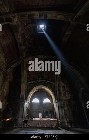 Un rayon de soleil brille à travers une ouverture dans le toit de l'église au monastère de Haghpat en Arménie. Banque D'Images