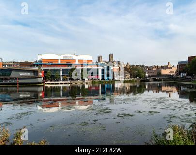 Cinéma Odéon et cathédrale de Brayford Wharf South, Lincoln City, Lincolnshire, Angleterre, Royaume-Uni Banque D'Images