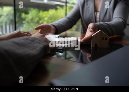 Agent immobilier présentant et approuvé le contrat de prêt immobilier. Investissement immobilier, concept d'hypothèque à domicile. Banque D'Images