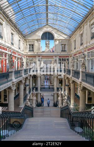 Le passage Pommeraye est un passage couvert situé à Nantes, en France. Promoteur, Louis Pommeraye a construit 3 étages reliés par un grand escalier. Achevé en 1843. Banque D'Images