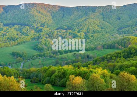 Magnifique vue sur la vallée et la crête montagneuse illuminée par le soleil couchant Banque D'Images