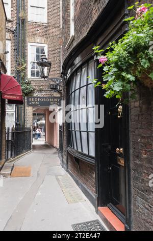 Un Goodwin court au gaz (construit en 1627), le véritable Harry Potter Diagon Alley à Covent Garden, Londres, WC2, Angleterre, Royaume-Uni Banque D'Images