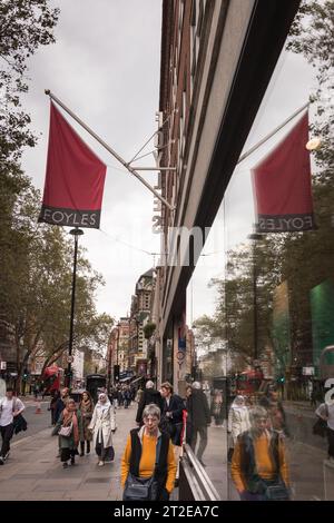 Le drapeau Foyles reflétait dans une vitre à l'extérieur de la librairie Foyles sur Charing Cross Road, Londres, Angleterre, Royaume-Uni Banque D'Images