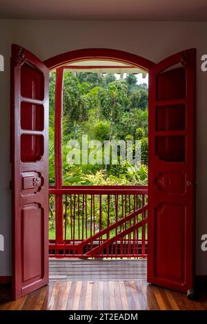 Balcon coloré typique d'une ferme de café en Colombie, Amérique du Sud - photo stock Banque D'Images