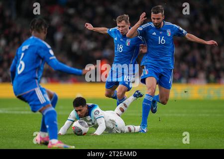 Londres, Royaume-Uni. 17 octobre 2023. Jude Bellingham (Real Madrid) d'Angleterre sous la pression de Nicolo Barella (Inter Milan) d'Italie (18) et Bryan Cristante (Roma) d'Italie (16) lors du match international entre l'Angleterre et l'Italie au stade de Wembley, Londres, Angleterre le 17 octobre 2023. Photo de David Horn. Crédit : Prime Media Images/Alamy Live News Banque D'Images