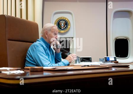 Air Force One, États-Unis. 19 octobre 2023. Le président américain Joe Biden tient un appel avec le président égyptien Abdel Fattah el-Sisi depuis son bureau privé à bord d’Air Force One à l’occasion du retour à la Maison Blanche, le 19 octobre 2023 à tel Aviv, en Israël. Biden a parlé de l'aide humanitaire et de la prévention de l'escalade dans la crise de la bande de Gaza. Crédit : Erin Scott/White House photo/Alamy Live News Banque D'Images