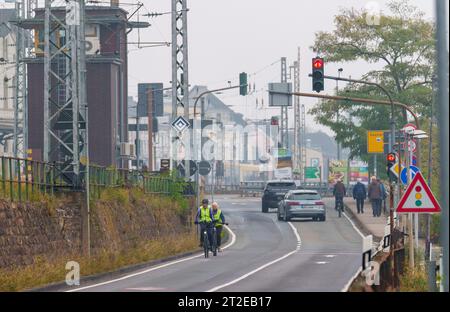 19 octobre 2023, Hesse, Rüdesheim : deux cyclistes roulent sur la Bundesstrasse 42. Toute personne qui veut faire du vélo de Rüdesheim à Assmannhausen doit utiliser la Bundesstrasse très fréquentée pendant une courte période à la fin de la ville pour atteindre la piste cyclable sûre et ségréguée. Le ministre des Transports de Hesse et le président de Hessen Mobil présentent les résultats de l'évaluation d'urgence actuelle pour les pistes cyclables et expliquent quels projets de pistes cyclables ont été inclus dans le programme de planification 2024/2025. Photo : Andreas Arnold/dpa Banque D'Images