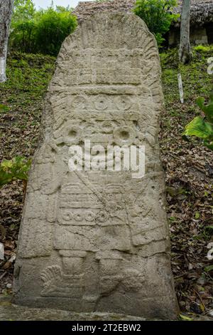 Stèle 11 sur la Plaza B dans les ruines mayas dans le parc national de Yaxha-Nakun-Naranjo, Guatemala. Banque D'Images