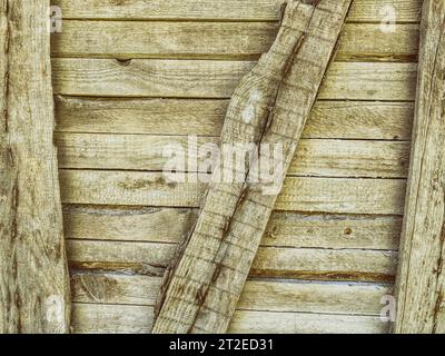 texture, arrière-plan. bois naturel, transformé. la texture des bûches, les arbres sont arrosés de planches, l'entrée est fermée aux étrangers. Banque D'Images