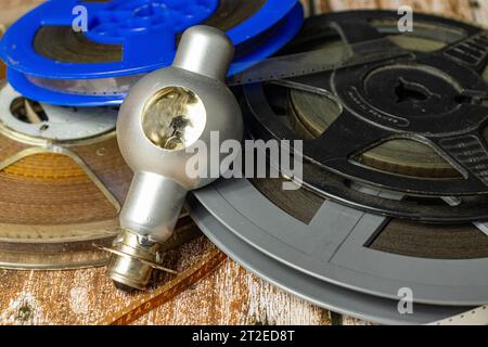 Vieille lampe de projecteur et bobines de film du cinéma domestique Banque D'Images