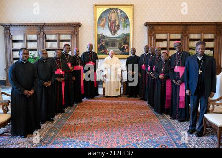 Vatican, Vatican. 19 octobre 2023. Italie, Rome, Vatican, 2023/10/19 le Pape François reçoit en audience privée les évêques du Bénin lors de la visite 'ad limina Apostolorum' au Vatican Photographie par VATICAN MEDIA /presse catholique crédit photo : Agence photo indépendante/Alamy Live News Banque D'Images