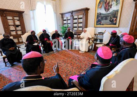 Vatican, Vatican. 19 octobre 2023. Italie, Rome, Vatican, 2023/10/19 le Pape François reçoit en audience privée les évêques du Bénin lors de la visite 'ad limina Apostolorum' au Vatican Photographie par VATICAN MEDIA /presse catholique crédit photo : Agence photo indépendante/Alamy Live News Banque D'Images