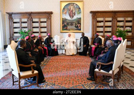 Vatican, Vatican. 19 octobre 2023. Italie, Rome, Vatican, 2023/10/19 le Pape François reçoit en audience privée les évêques du Bénin lors de la visite 'ad limina Apostolorum' au Vatican Photographie par VATICAN MEDIA /presse catholique crédit photo : Agence photo indépendante/Alamy Live News Banque D'Images